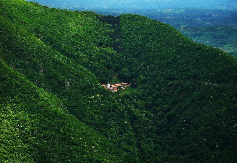 017_manastir_sretenje_pogled_sa_planine_