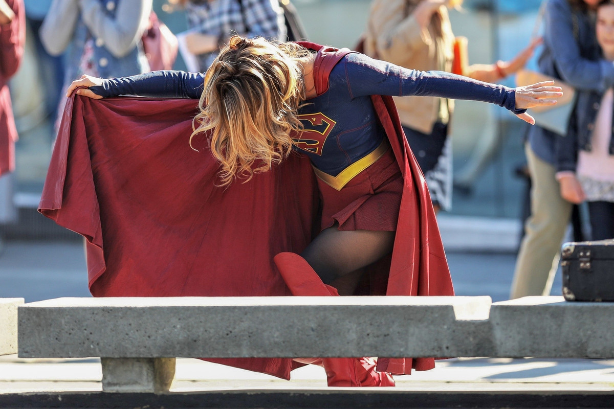 melissa-benoist-filming-supergirl-in-vancouver-9518-1
