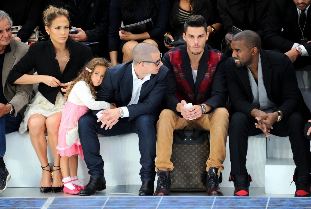 JLo_sits_front_row_Chanel_Emme_a_Iu4_I9f_Sw1_Ex