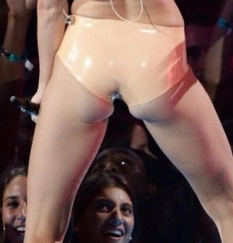 Miley Cyrus Proudly Shows Her Gap. 