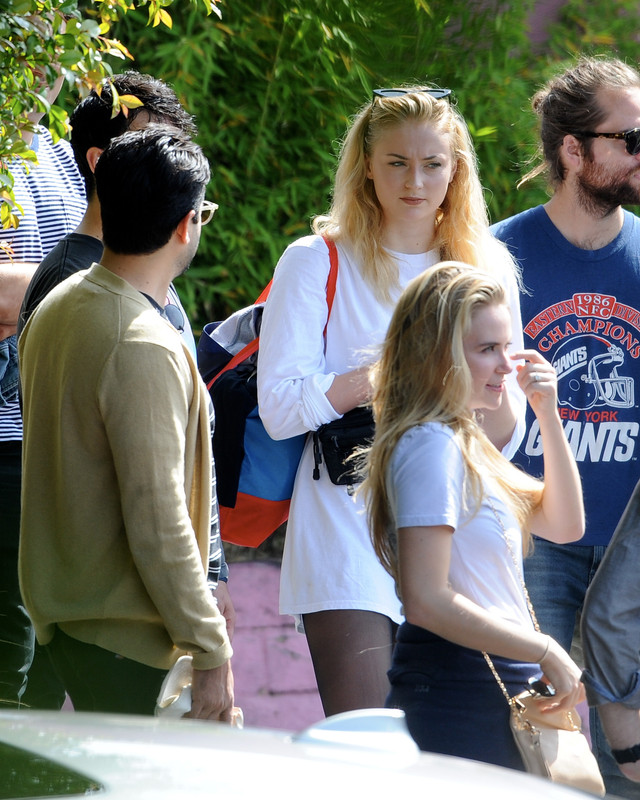 sophie-turner-leaving-the-gym-with-friends-in-hollywood-april-6-