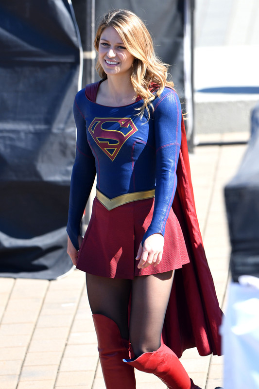 melissa-benoist-filming-supergirl-in-vancouver-9518-10
