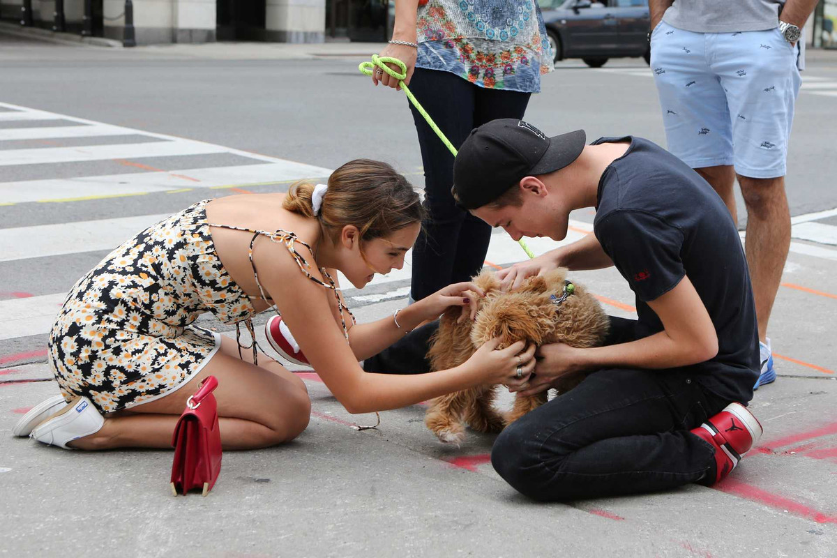 Bailee-_Madison-with-_Dog-and-_Boyfriend-112