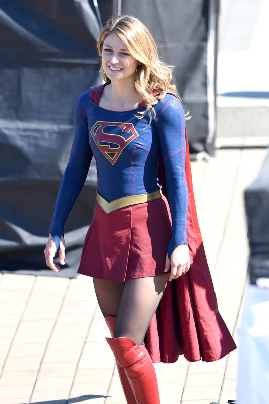 melissa-benoist-filming-supergirl-in-vancouver-9518-33