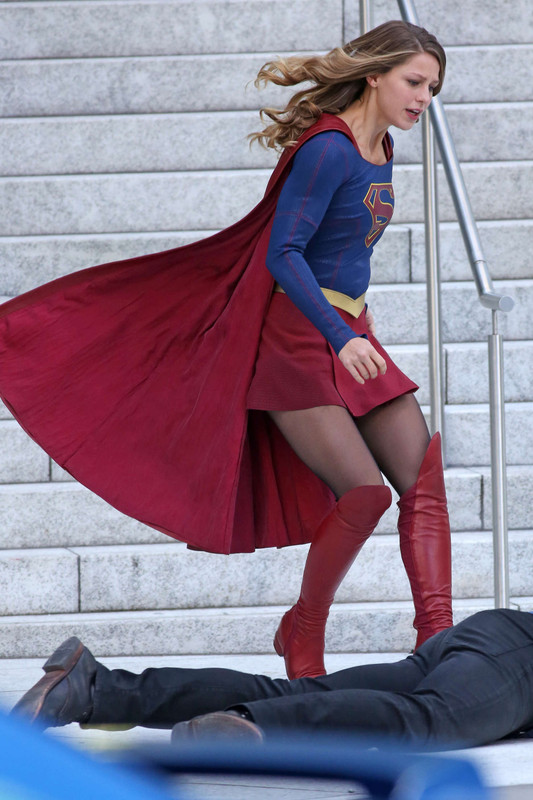 melissa-benoist-on-the-set-of-supergirl-in-vancouver-12th-septem
