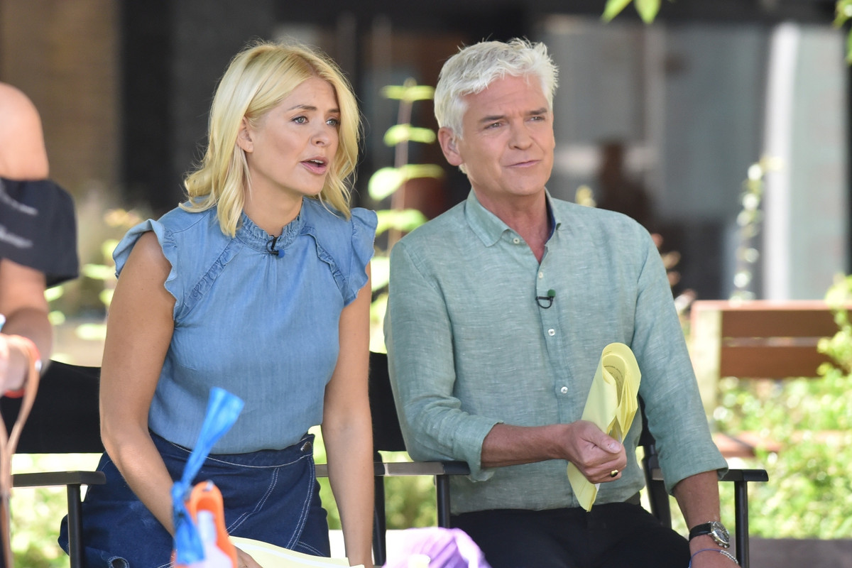 holly-willoughby-itv-studios-london-june-27th-2018-38