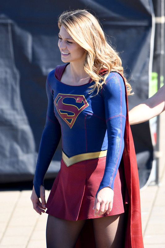 melissa-benoist-filming-supergirl-in-vancouver-9518-34