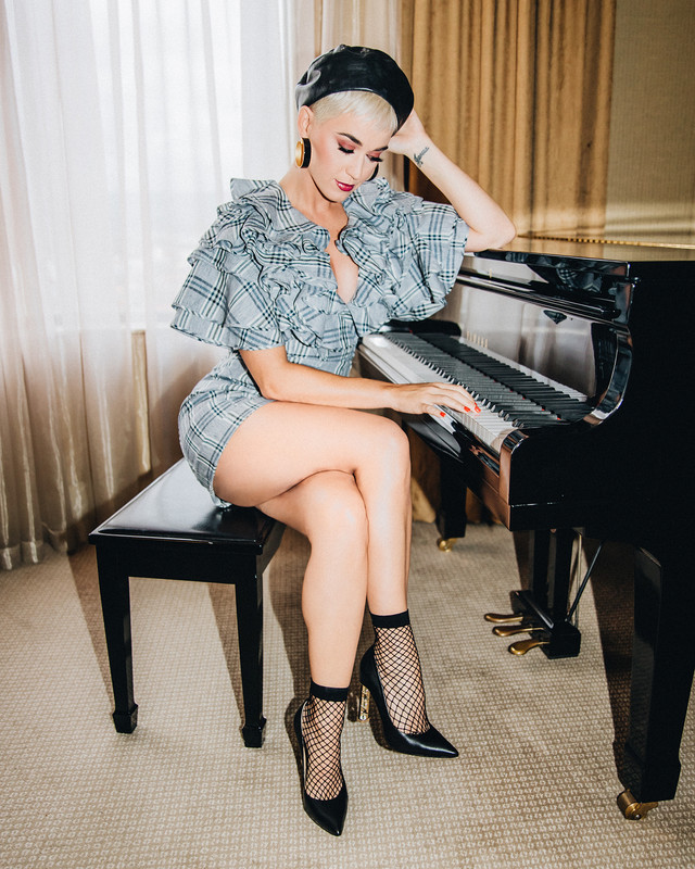 katy-perry-leggy-at-a-piano-in-adelaide-australia-73018-instagra