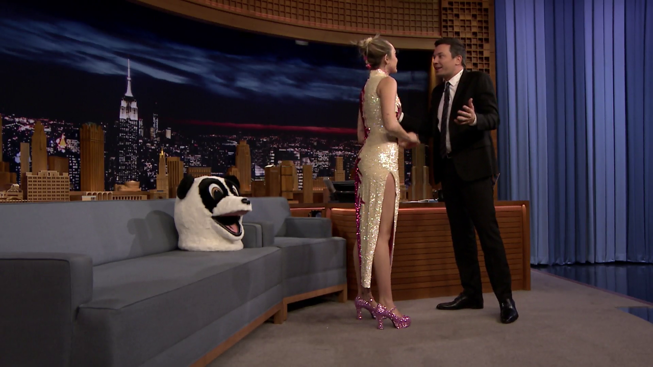 miley-cyrus-the-tonight-show-starring-jimmy-fallon-october-6-201