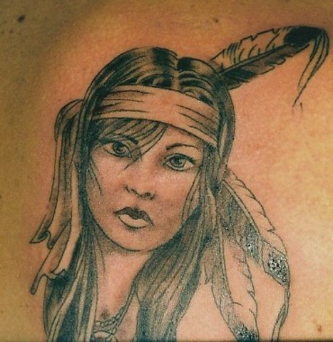 tatuaggio_con_volto_di_indiana