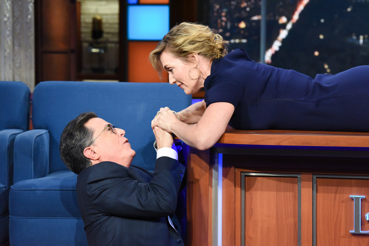 kate-winslet-the-late-show-with-stephen-colbert-november-30th-20