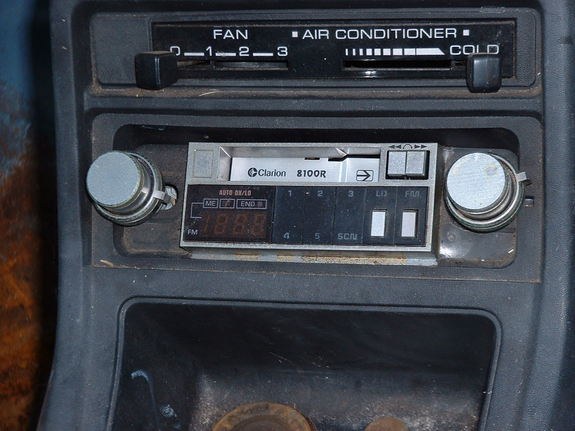 75_to_78_Datsun_620_console_with_Radio_C
