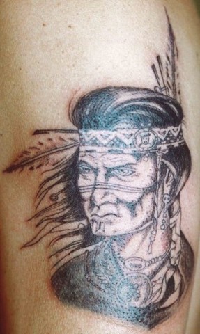 tatuaggio_con_volto_di_un_indiano